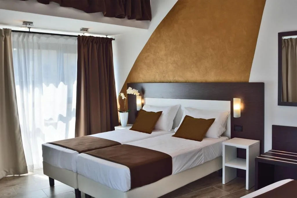 JUNIOR SUITE TWO KING BEDS Room, Luxor Florence, Florence