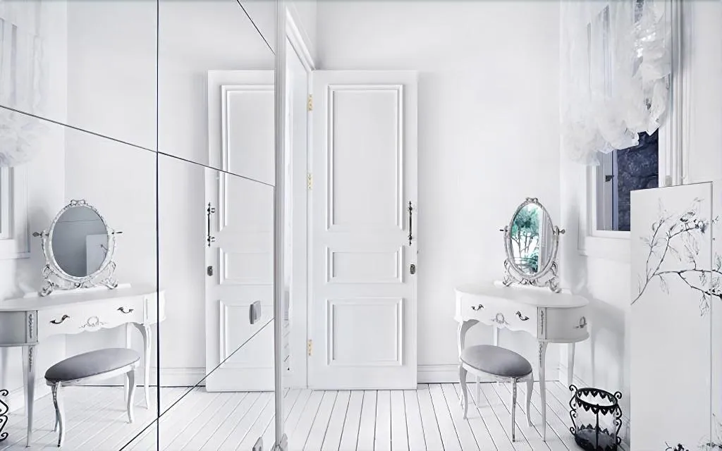 Room, Sabrina's Haus, Dalaman