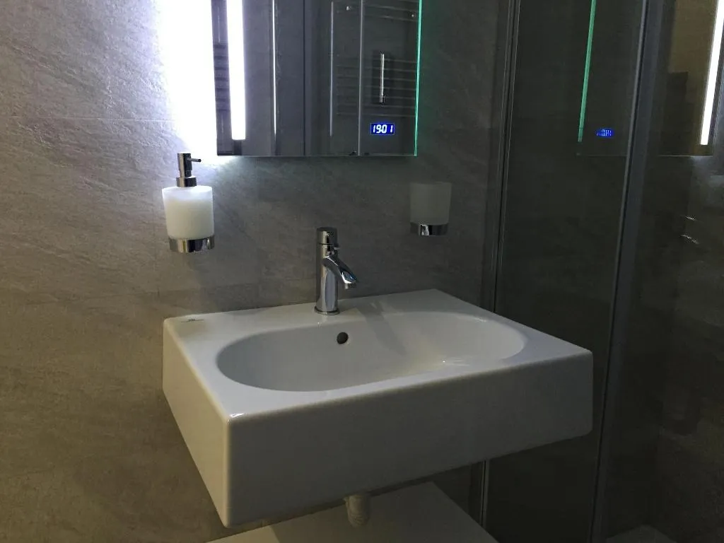 Room, Picaflor, Milan