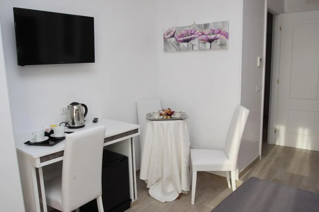 Room, Interno 2 Roma, Naples