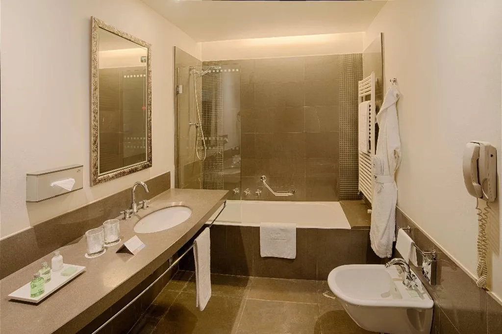 Room, NH Bergamo, Milan