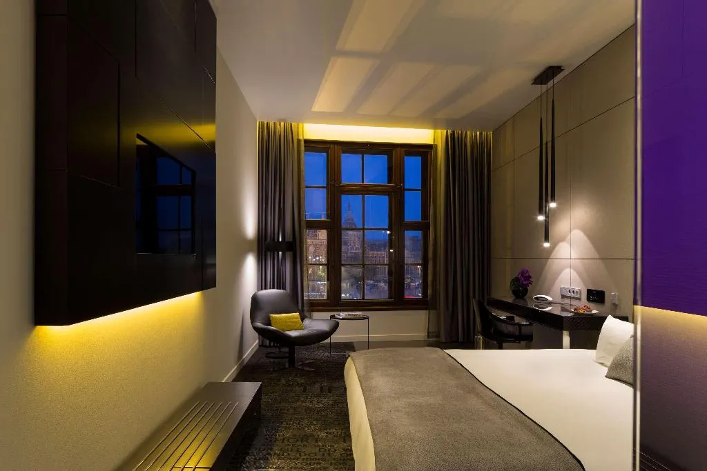Room WITH VIEWS Room, art'otel amsterdam, Powered by Radisson Hotels, Amsterdam