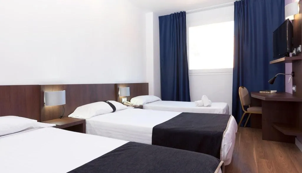 TRIPLE STANDARD Room, Hotel Olympia Universidades, Valencia