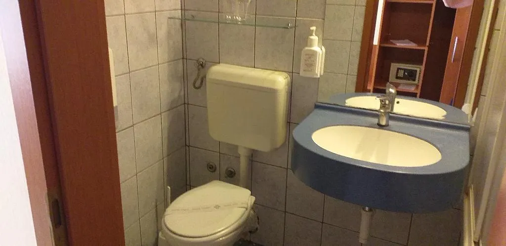 DOUBLE SINGLE USE BASIC Room, Hotel Pula, Istria
