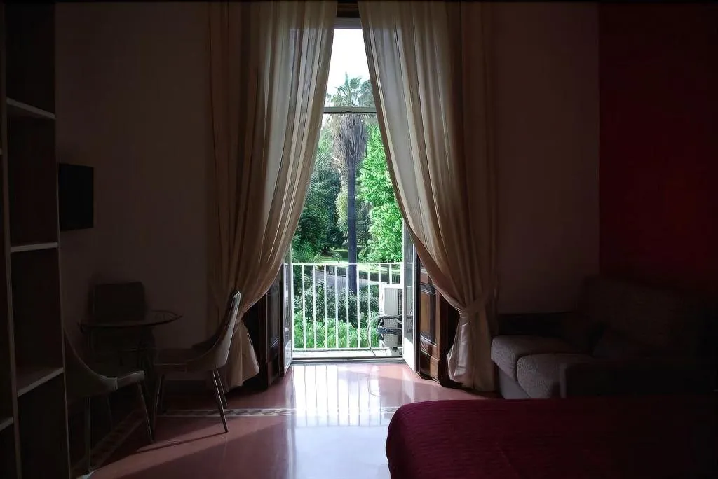 Room, B&B Napolimilionaria, Naples