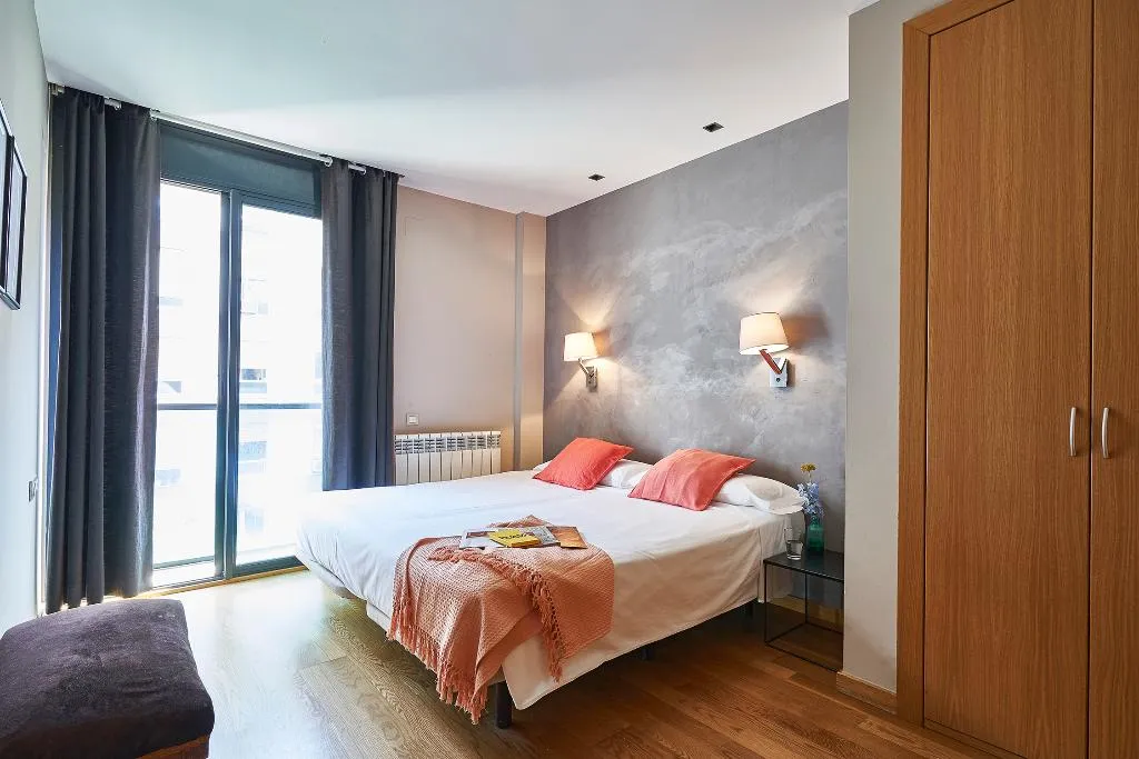 APARTMENT CAPACITY 4 TWO BEDROOMS Room, AinB Sagrada Familia Apartments, Barcelona