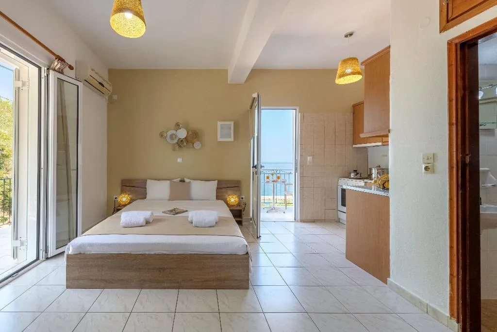 TRIPLE DELUXE SEA VIEW Room, Faro Del Porto, Kalamata