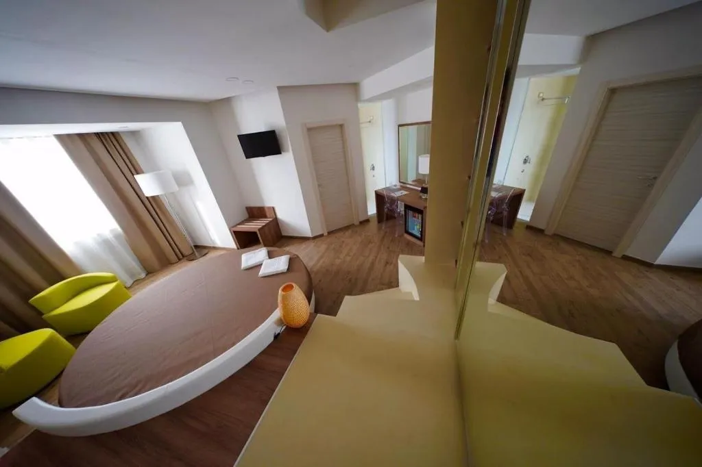 Room, Grand Hotel Del Lago, Palermo