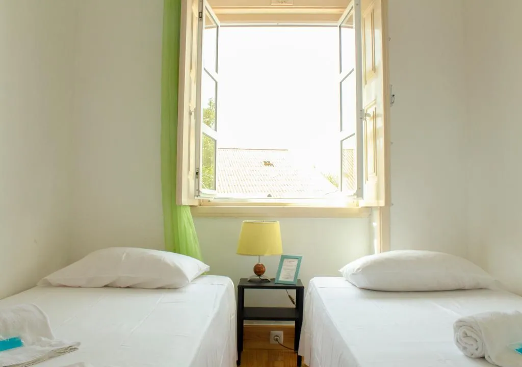 TWIN WITH SHARED BATHROOM Room, Well’Come! to The Backyard House, Algarve