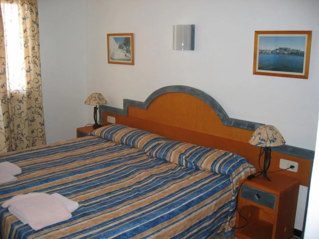APARTMENT CAPACITY 8 THREE BEDROOMS Room, Sol Naixent-Bonaire, Majorca