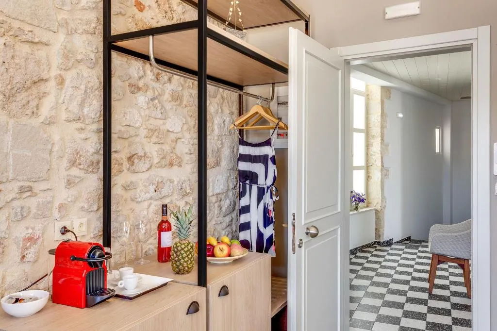 Room, 1924Suites, Crete