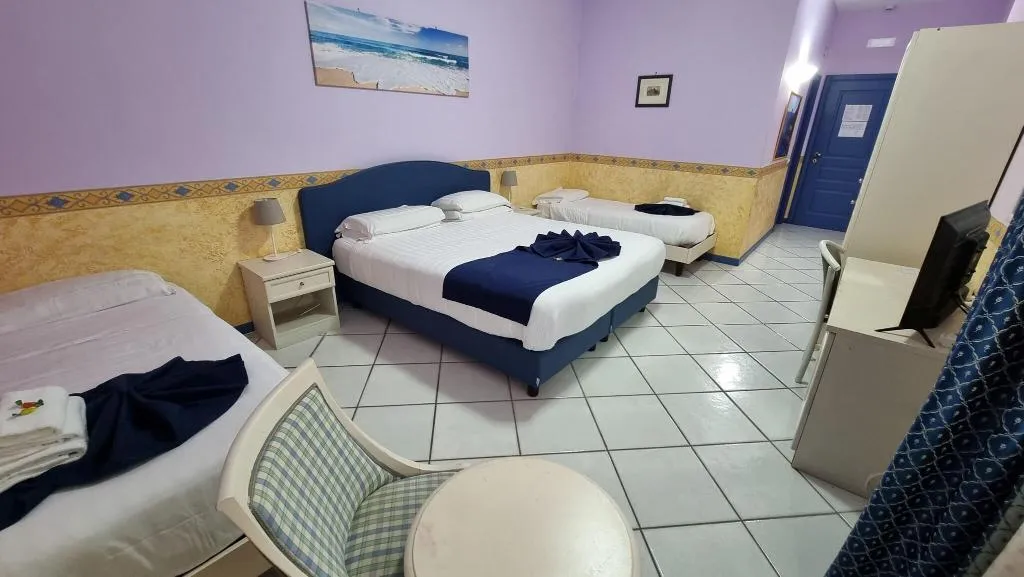 QUADRUPLE KING SIZE BED Room, Hotel Polo Nautico, Naples