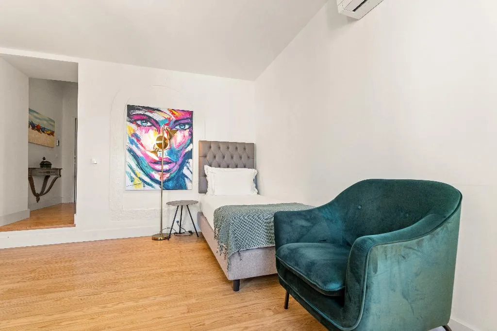 TRIPLE ONE BEDROOM ONE BATHROOM Room, Jardim Da Lapa By Shiadu, Lisbon
