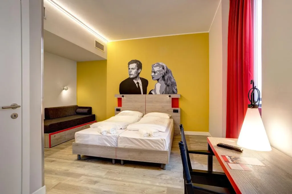 Room, Meininger Roma Termini, Naples
