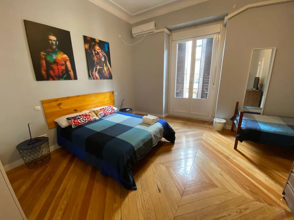 TRIPLE WITH SHARED BATHROOM Room, Arc House Madrid, Madrid