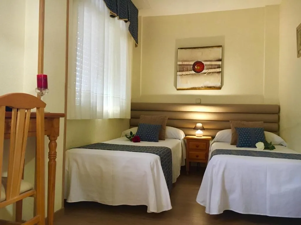 SINGLE WITH SHARED BATHROOM Room, Cuatro Caños, Madrid