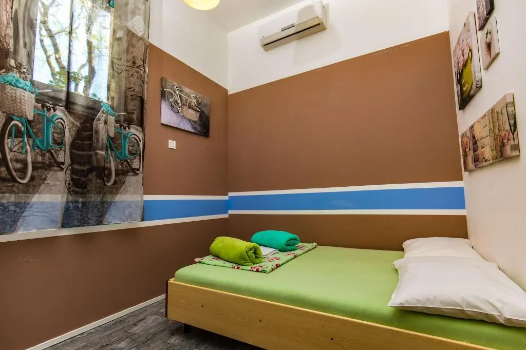 Room, Crazy House Hostel Pula, Istria