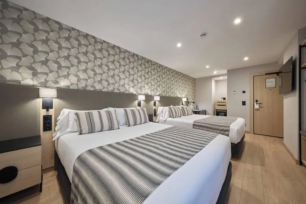 FAMILY ROOM DELUXE QUEEN BED Room, Catalonia Park Güell, Barcelona