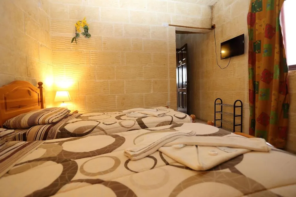 Room, Grotto's Paradise B&B, Gozo