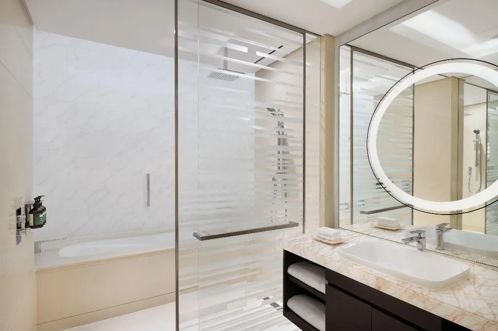 JUNIOR SUITE STANDARD Room, Crowne Plaza Dubai Marina, Dubai