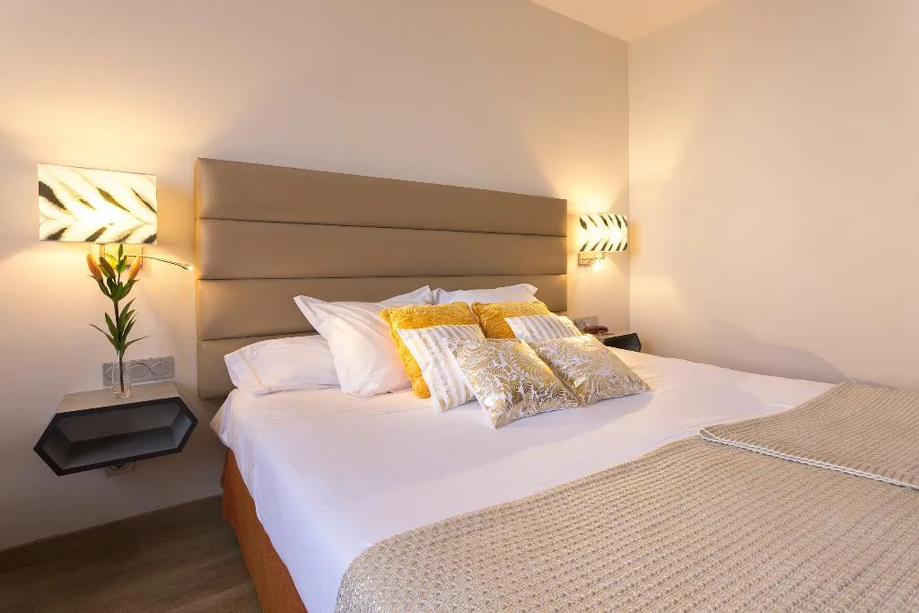 DOUBLE STANDARD Room, Izan Trujillo, Madrid
