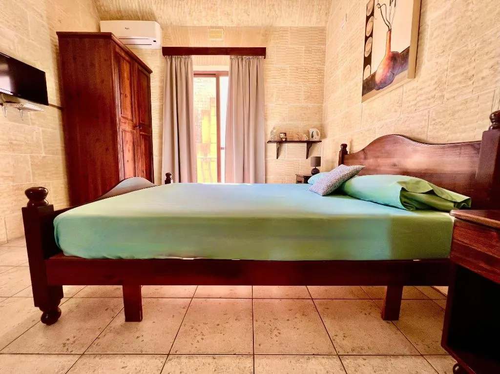 Room, Grotto's Paradise B&B, Gozo