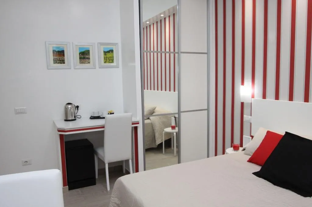 Room, Interno 2 Roma, Naples