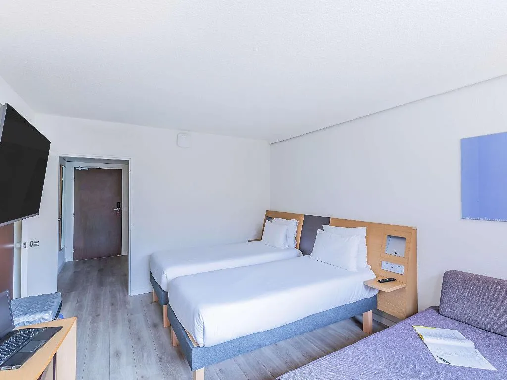 TWIN POOL VIEW Room, Novotel Setubal, Lisbon