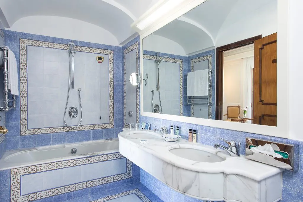 Double or Twin DELUXE SIDE SEA VIEW Room, Grand Hotel De La Ville, Naples