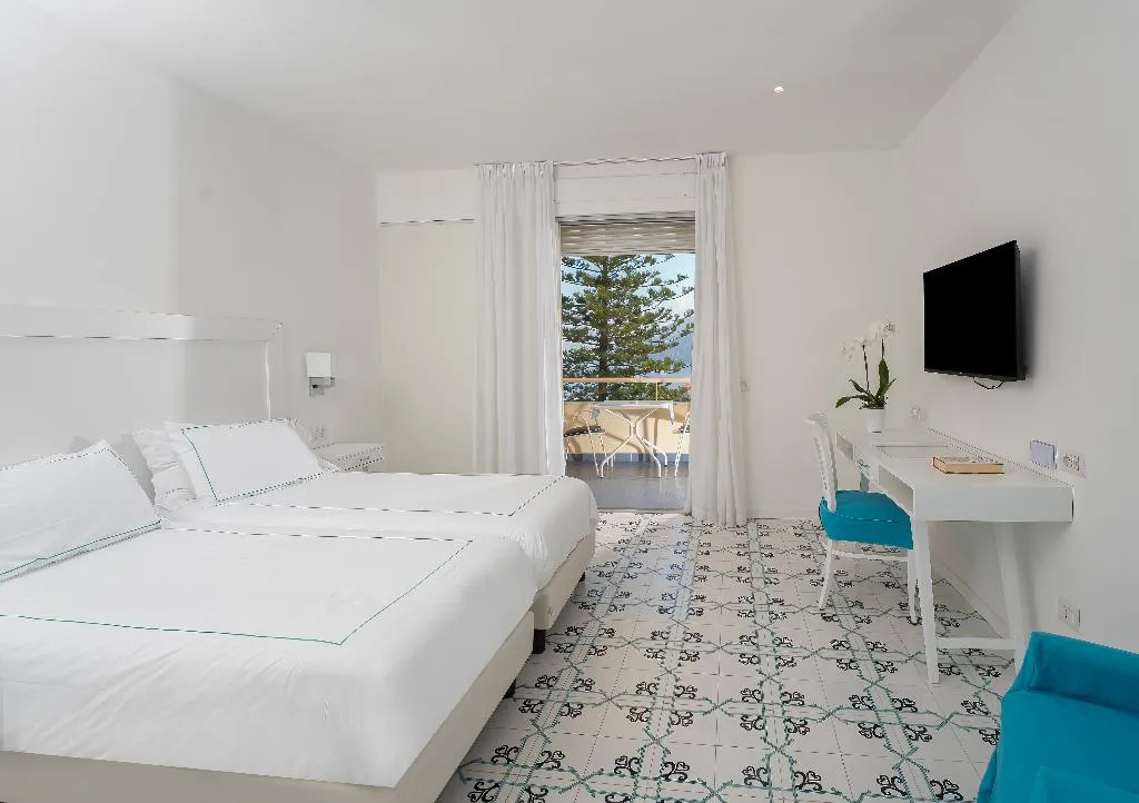 TRIPLE SEA VIEW WITH BALCONY Room, Grand Hotel Vesuvio, Naples
