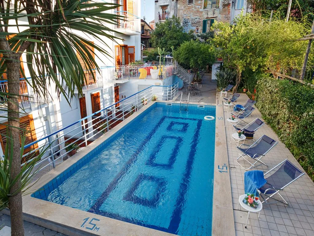 Pool, Club Sorrento, Naples