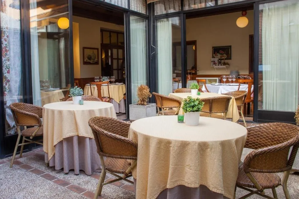 Restaurant, Hostal Miguel De Cervantes, Madrid