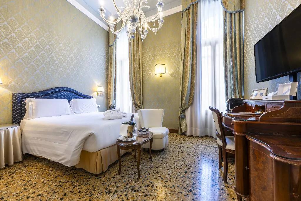 JUNIOR SUITE CANAL VIEW Room, Colombina, Venice