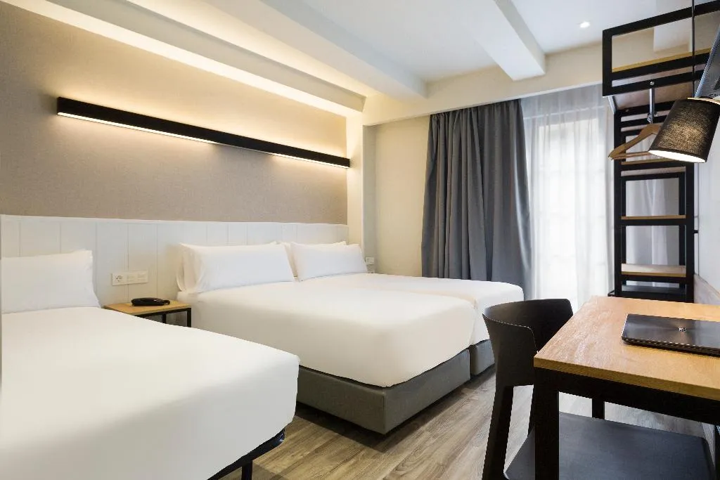 TRIPLE STANDARD Room, Acta bcn 40, Barcelona
