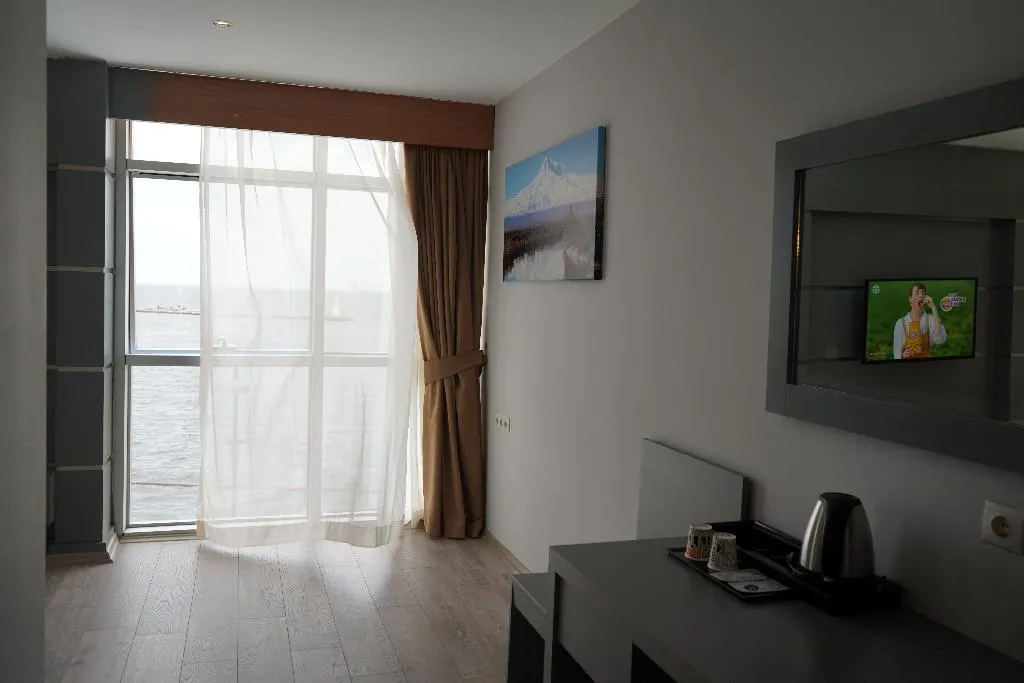 DOUBLE DELUXE SEA VIEW Room, Pasaport Pier Hotel, Izmir