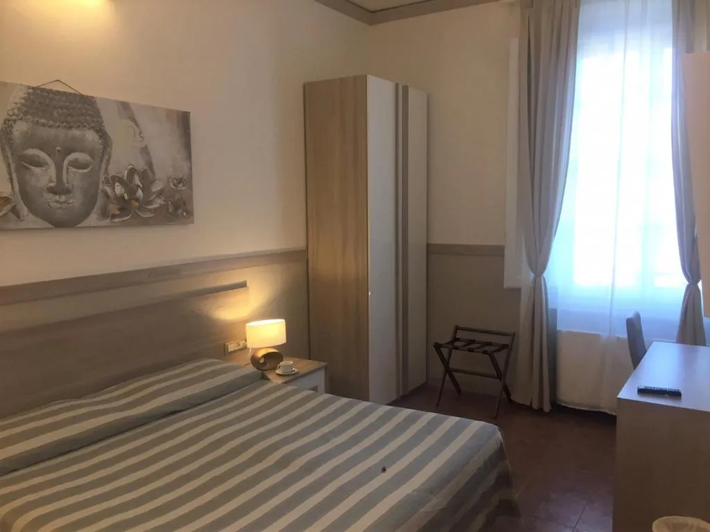 TWIN STANDARD Room, Alinari, Florence