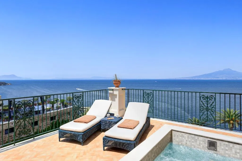 SUITE WITH JACUZZI WITH VIEWS Room, Grand Hotel Royal, Naples