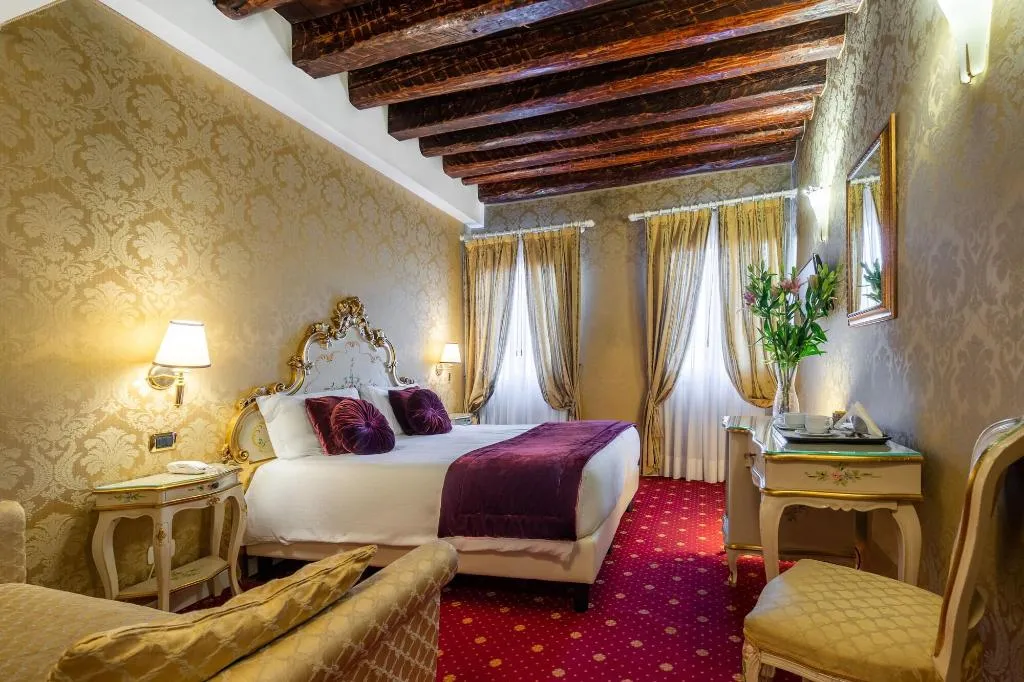 Room, A Tribute To Music, Venice