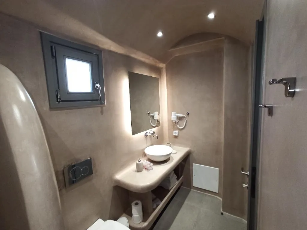 SUITE WITH JACUZZI Room, Amphitrite Suites Santorini, Santorini