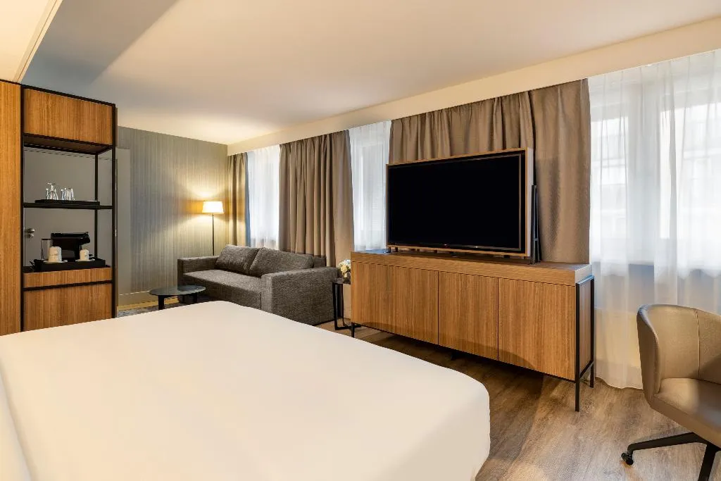 JUNIOR SUITE STANDARD Room, NH Amsterdam Leidseplein, Amsterdam