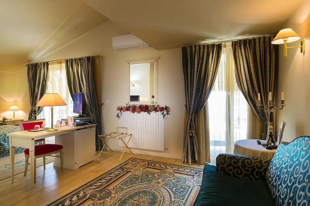 Room, Serenella, Milan