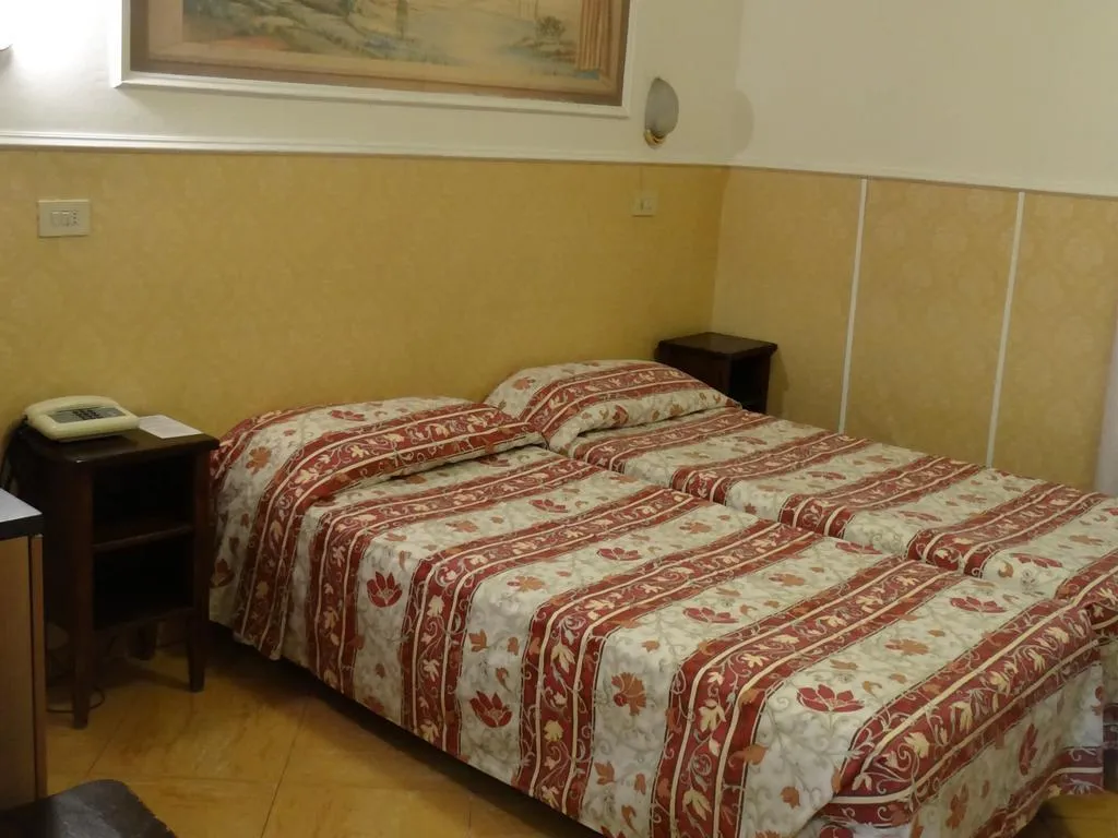 Double or Twin STANDARD Room, Ascot, Florence