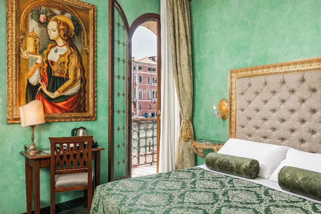 Double or Twin DELUXE CANAL VIEW Room, Marconi, Venice