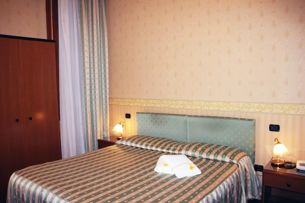 DOUBLE SUPERIOR Room, Albergo Leon d'Oro, Venice