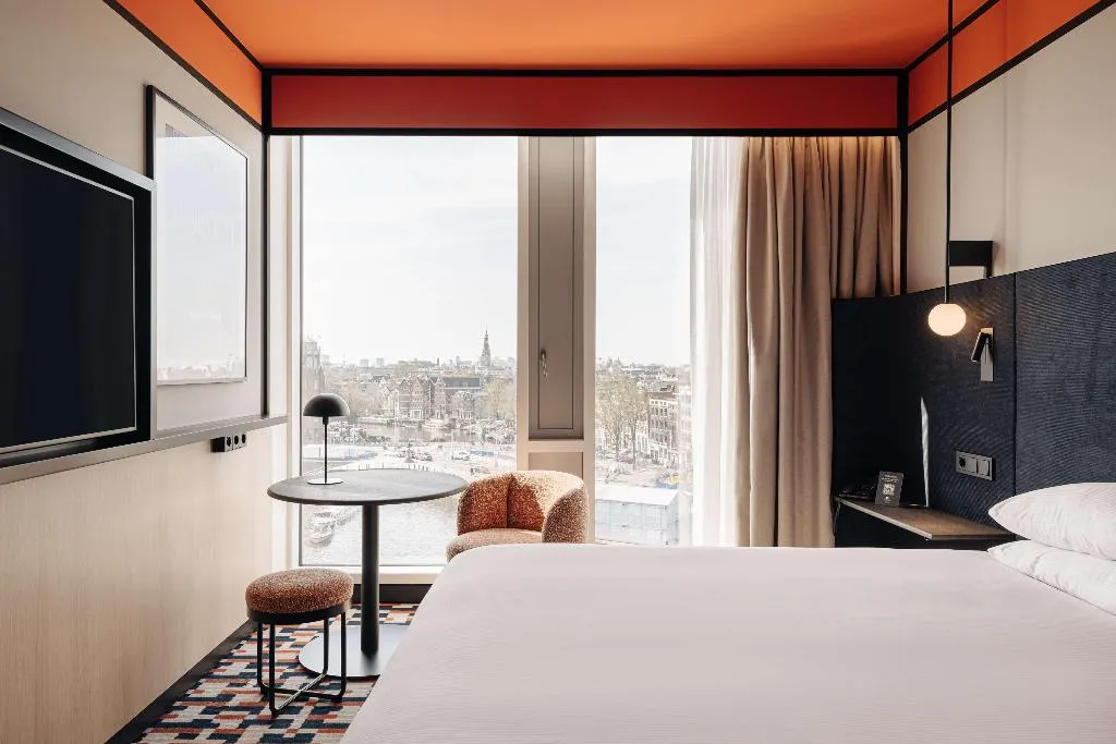 DOUBLE DELUXE CITY VIEW KING BED Room, DoubleTree by Hilton Amsterdam Centraal Station, Amsterdam