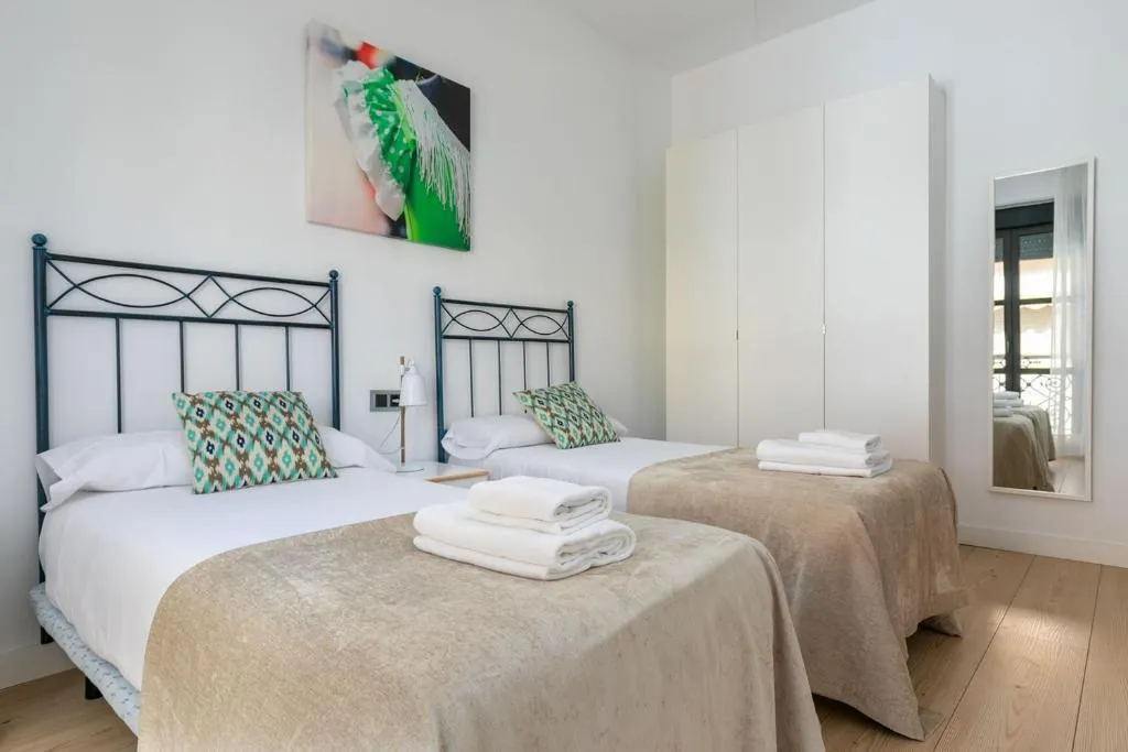 APARTMENT FOUR BEDROOMS Room, Holiday Rentals Tempa Museo, Seville