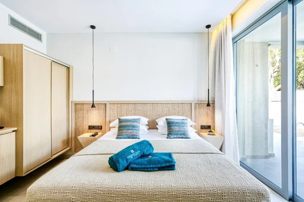 SUITE SUPERIOR WITH PRIVATE POOL Room, Hidden Cove Corfu, Corfu