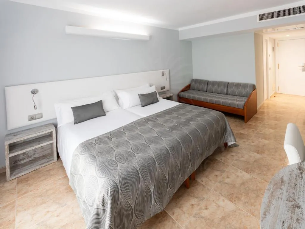 QUADRUPLE STANDARD Room, Bahia del Sol, Majorca