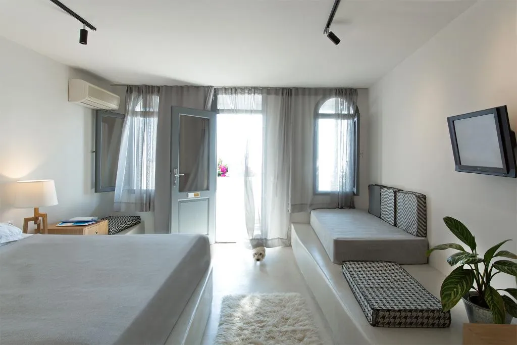 STUDIO WITH JACUZZI Room, Xenones Filotera, Santorini