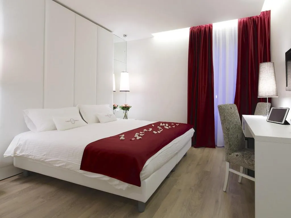 Room, Tullia And Prisca Relais Guest House, Naples